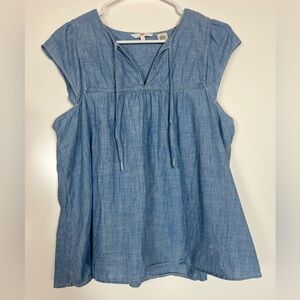 Levi's Light Blue Chambray Short-Sleeve Blouse – V-Neck with Tie Detail